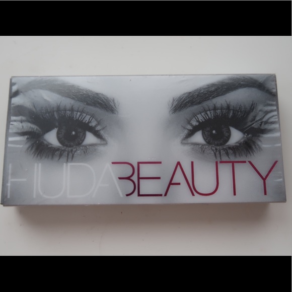 Huda Beauty Lashes - Picture 2 of 2